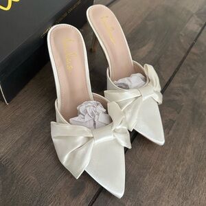 Lulu's Women's Cream Bow Mules